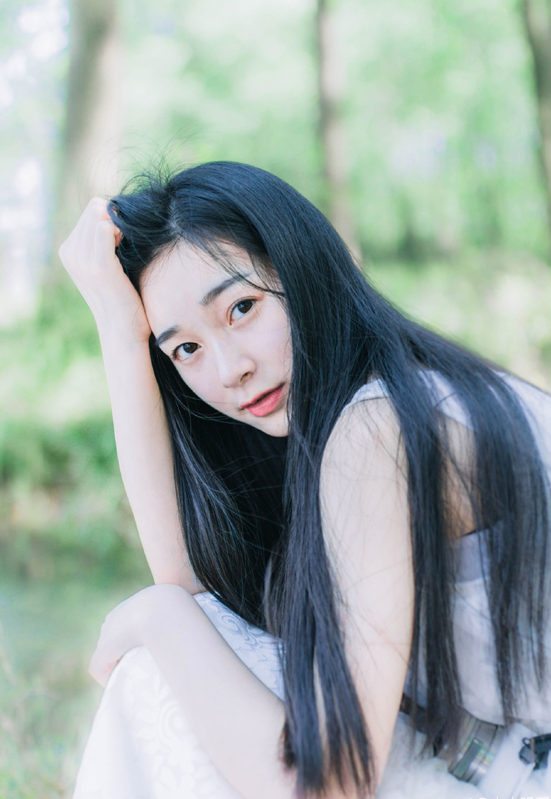 “哦？”庞统挑了挑眉，看向法正，上下打量了他几眼，没有接话，而是看向法正摇头道：“孝直，你跟那个老狐狸越来越像了。”
